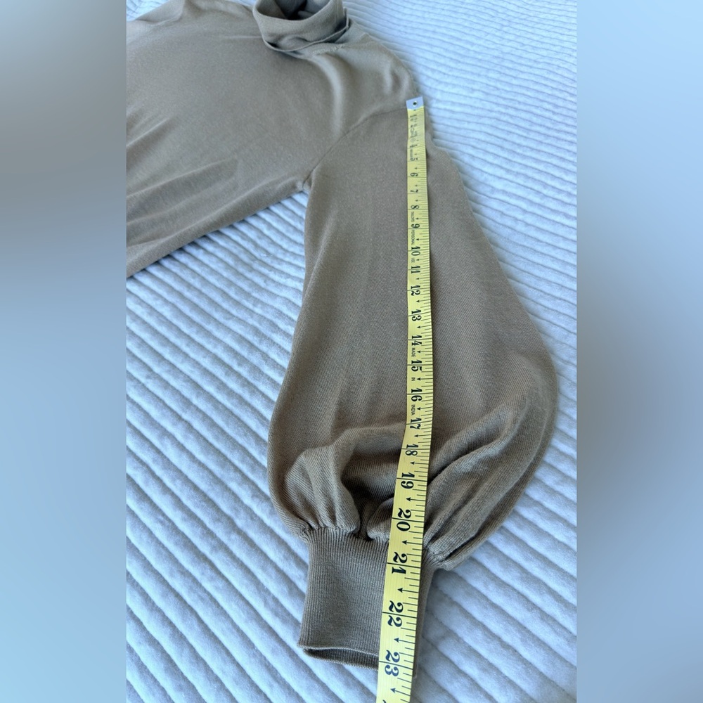 Moschino Classic Tan Turtleneck Sweater USA Size 6, Italian 40,100% virgin wool - Picture 11 of 12